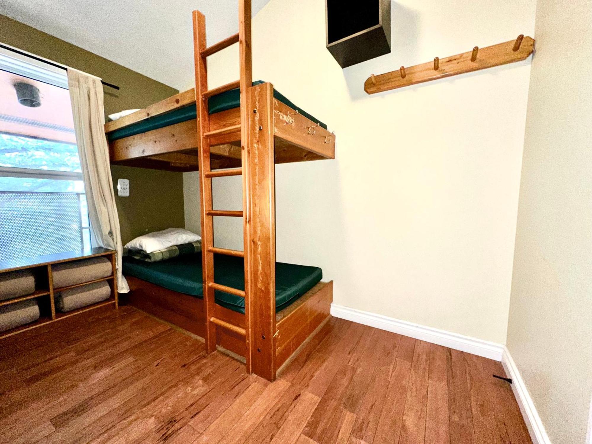 Canmore Alpine Hostel - Alpine Club Of Canada エクステリア 写真
